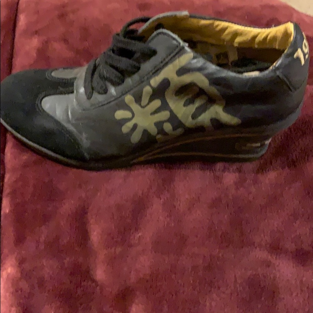 Shoes - Picture 2 of 6
